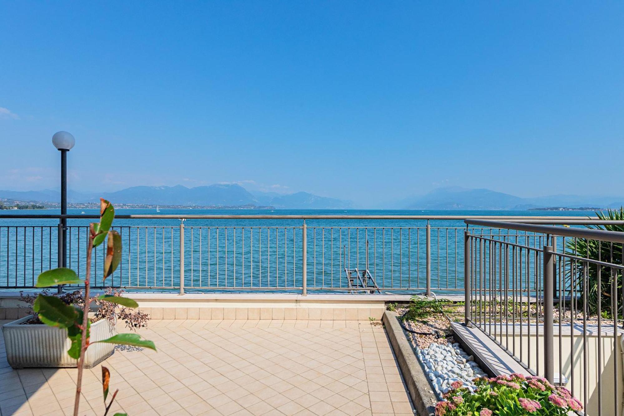 Residenza Miralago II By Wonderful Italy Desenzano del Garda Exteriör bild